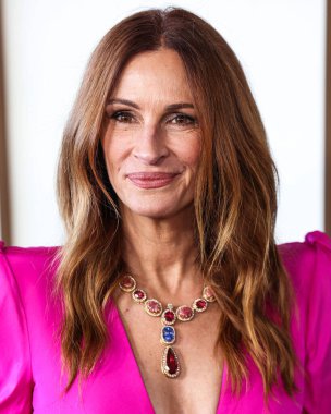 Greta Constantine elbisesi giyen Julia Roberts, 4 Ekim 2025 'te Akademi Film Müzesi' ndeki David Geffen Tiyatrosu 'nda düzenlenen' After the Hunt 'adlı Amazon MGM Stüdyolarının Los Angeles Özel Gösterimi' ne geldi.