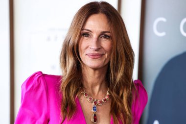Greta Constantine elbisesi giyen Julia Roberts, 4 Ekim 2025 'te Akademi Film Müzesi' ndeki David Geffen Tiyatrosu 'nda düzenlenen' After the Hunt 'adlı Amazon MGM Stüdyolarının Los Angeles Özel Gösterimi' ne geldi.