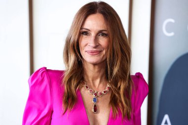 Greta Constantine elbisesi giyen Julia Roberts, 4 Ekim 2025 'te Akademi Film Müzesi' ndeki David Geffen Tiyatrosu 'nda düzenlenen' After the Hunt 'adlı Amazon MGM Stüdyolarının Los Angeles Özel Gösterimi' ne geldi.