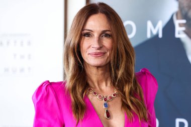 Greta Constantine elbisesi giyen Julia Roberts, 4 Ekim 2025 'te Akademi Film Müzesi' ndeki David Geffen Tiyatrosu 'nda düzenlenen' After the Hunt 'adlı Amazon MGM Stüdyolarının Los Angeles Özel Gösterimi' ne geldi.