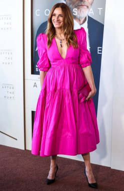 Greta Constantine elbisesi giyen Julia Roberts, 4 Ekim 2025 'te Akademi Film Müzesi' ndeki David Geffen Tiyatrosu 'nda düzenlenen' After the Hunt 'adlı Amazon MGM Stüdyolarının Los Angeles Özel Gösterimi' ne geldi.