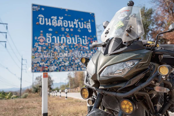 Niezidentyfikowany Jeździec Motocyklem Kawasaki Versys 650 Mae Hong Son Tajlandii — Zdjęcie stockowe