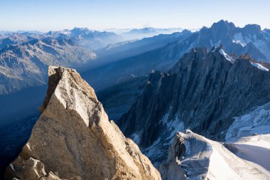 Mont Blanc kalabalığının üzerinde sabah ışığı. Rocky dağları şafak vakti güneşin ilk ışıklarını kesiyor..