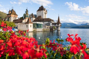 THUN, SWitzerland - 19 Eylül 2024: Schloss Oberhofen ve Thun Gölü manzarası.