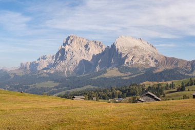 Seiser Alm 'in panoramik görüntüsü. Dolomite yaylası ve Avrupa, İtalya 'daki en büyük yüksek irtifalı Alp çayırı..