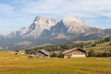 Seiser Alm 'in panoramik görüntüsü. Dolomite yaylası ve Avrupa, İtalya 'daki en büyük yüksek irtifalı Alp çayırı..