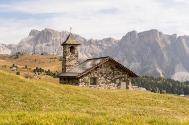 İtalya 'nın Dolomites kentindeki Seceda Dağı yakınlarında çan kulesi olan antik taş kilise..