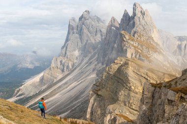 Dolomite Alpleri, İtalya 'da Seceda Dağı' nın önünde duran parlak yağmurluklu kadın..