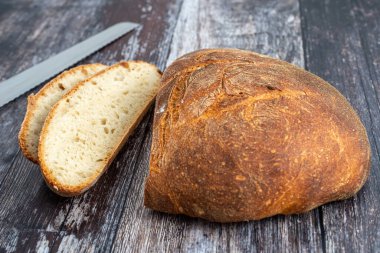 Sanatsal ev yapımı, iki dilimli ekşi ekmek..