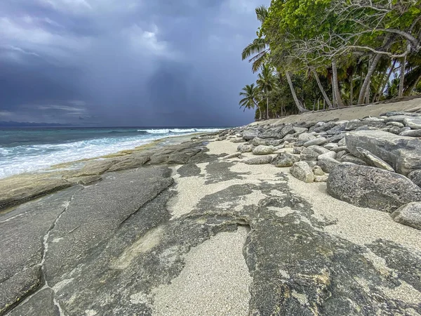 Stranden Thoondu Fuvahmulah Maldiverna Stormiga Moln Vidsträckt Terräng Stenar Förgrunden — Stockfoto