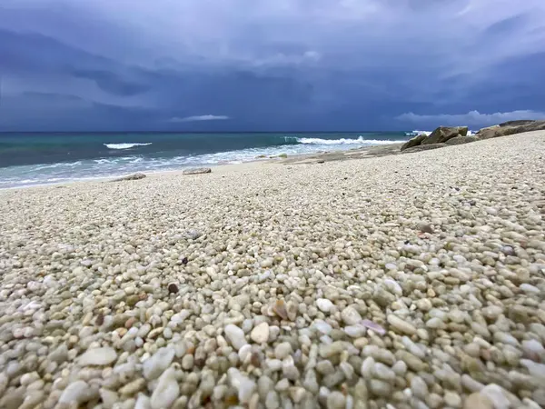 Tranquil Scene Shiny Pebbles Thoondu Beach Fuvahmulah Maldives Waves Breaking — Stock Photo, Image