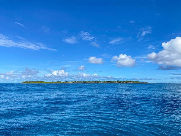 Desfrute Beleza Serena Ilha Fuvahmulah Contra Pano Fundo Céus Azuis Fotos De Bancos De Imagens