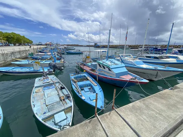 Barcos Pesca Coloridos Atracados Porto Fuvahmulah Maldivas Cenário Céus Tropicais Fotos De Bancos De Imagens