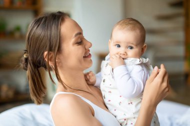 Genç bir anne ve kızının eğlenirken ve oynarken çekilmiş yakın plan fotoğrafı..
