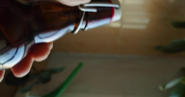 Vista Perto Uma Mão Masculina Abrindo Uma Garrafa Cerveja Filmagem — Vídeo de Stock