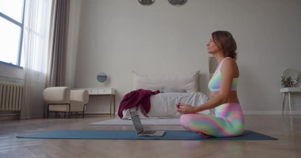 Foto Uma Mulher Meia Idade Está Meditando Sentado Chão Frente — Vídeo de Stock