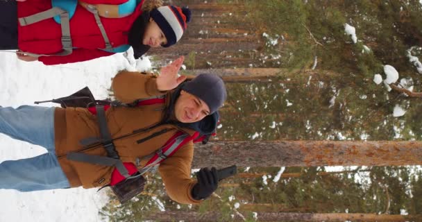 Winterwandern Filmmaterial Von Vater Und Sohn Bei Einem Online Videoanruf — Stockvideo