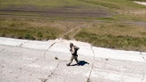 Veduta Soldato Solitario Che Cammina Lungo Una Vecchia Strada Cemento — Video Stock