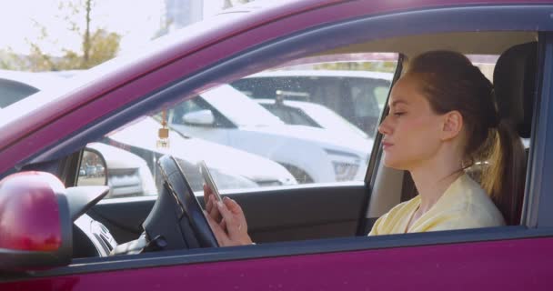 Кадров Летней Женщины Получает Сообщение Сидя Машине Парковке Плачет — стоковое видео