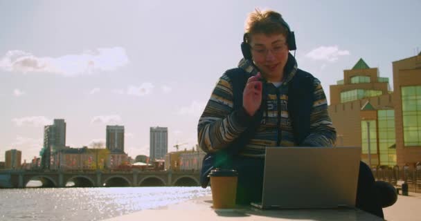 Teen Blogger Online Video Broadcast Sitting Embankment Laptop Talks Current — Stock Video
