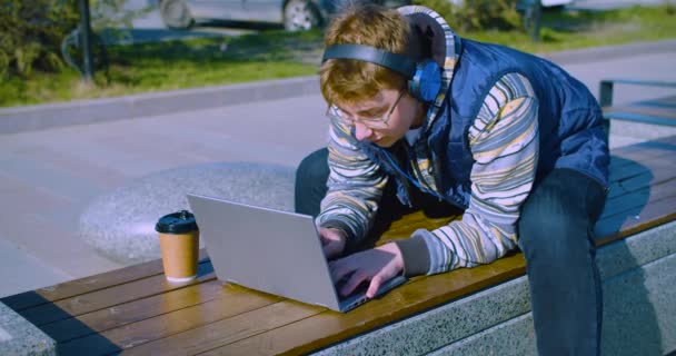 Хлопчик Підліток Працює Ноутбуком Відкритому Повітрі Він Робить Домашнє Завдання — стокове відео