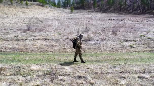 Ensamt Trött Soldat Går Längs Skogsvägen Ovanför Skott Bilder — Stockvideo
