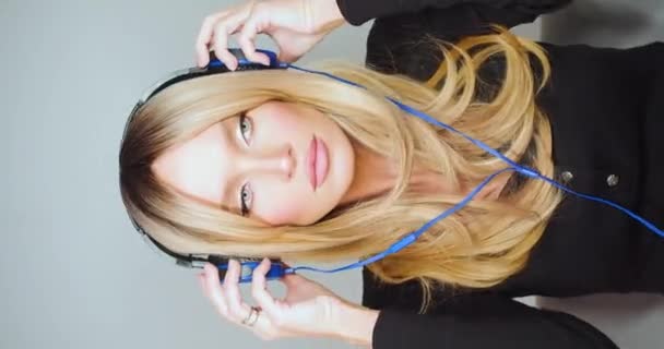 Una Hermosa Mujer Años Pone Los Auriculares Asiente Música Tranquila — Vídeos de Stock