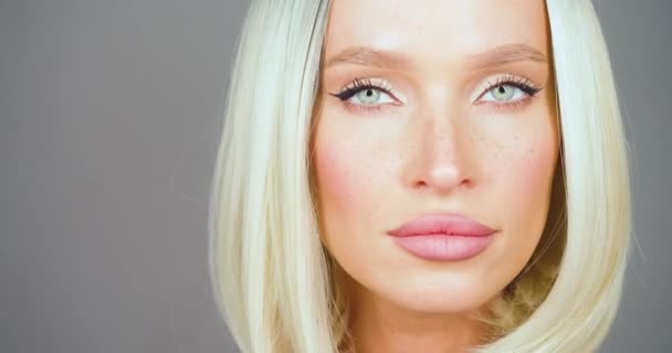 Vue Rapprochée Une Belle Femme Blonde Faisant Correction Des Sourcils — Video