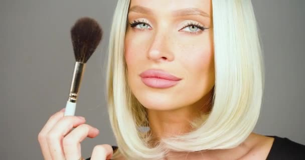 Vidéo Une Belle Femme Caucasienne Blonde Appliquant Maquillage Avec Rougeur — Video