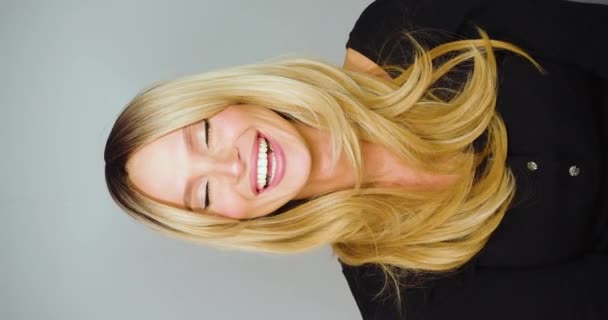 Vrolijk Lachen Mooie Blonde Vrouw Verticale Beelden — Stockvideo