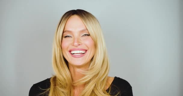 Щаслива Смішна Красива Блондинка Крупним Планом Кадри — стокове відео