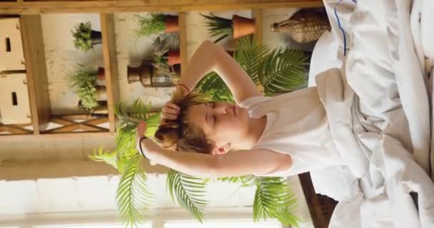 Genç Bir Kız Uyandı Saçını Kuyruğu Yapmaya Çalışıyor Dikey Görüntü — Stok video