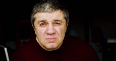 50 yaşında bir adam seni jest yaparken izliyorum. Dikey 4k 'lık görüntüyü kapat.