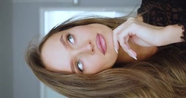 30 yaşında güzel bir kızın portresi. Etrafına bakıyor, sonra kameraya bakıyor ve sessizlik istiyor. Dudaklarında parmaklarıyla şşşş yapıyor ve sonra gülümsüyor..