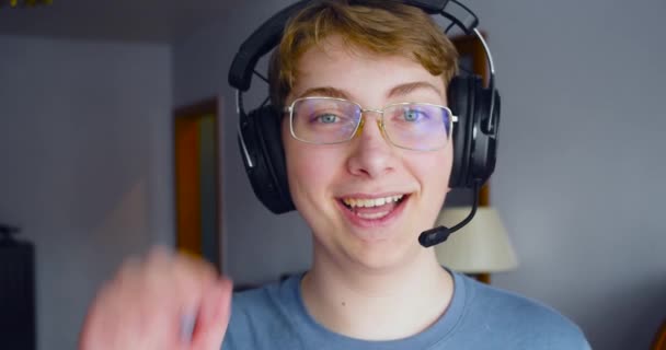 Adolescente Con Auriculares Está Transmitiendo Videos Desde Casa Habla Animadamente — Vídeo de stock