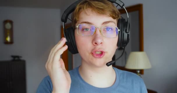 Ein Teenager Mit Einem Headset Sendet Von Hause Aus Videos — Stockvideo