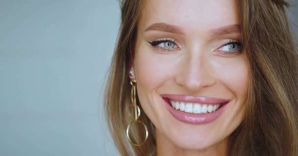 Mükemmel Pürüzsüz Cildi Makyajı Olan Yaşında Güzel Bir Kadının Portresi — Stok video