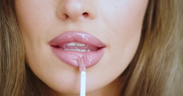 Van Dichtbij Gezien Schildert Een Vrouw Lippen Mond Dicht Beelden — Stockvideo