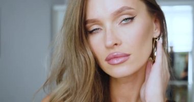 Mükemmel cilt ve makyajlı 30 yaşında güzel bir kadının portresi. Flört ediyor. 4k 'lık yakın çekim..