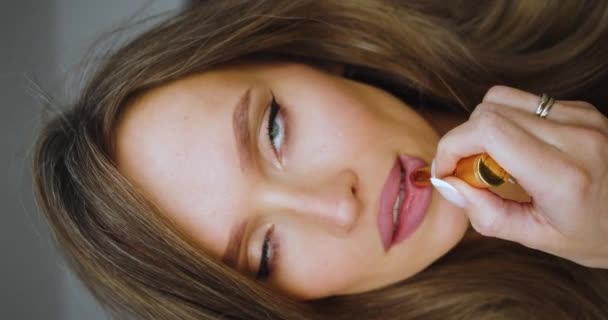 Vista Cerca Una Mujer Pintar Los Labios Imágenes Verticales — Vídeos de Stock