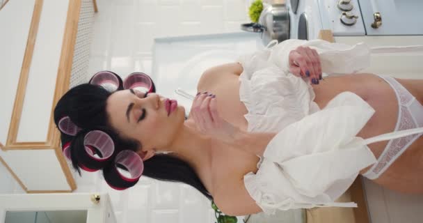 Сексуальна Річна Брюнетка Білій Білизні Стоїть Кухні Вставляє Шпильку Волосся — стокове відео
