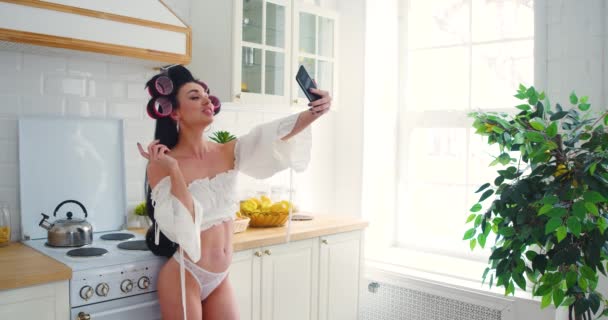 Çevrimiçi Video Görüşmesi Sırasında Mutfakta Güzellik Blogu Yazarken Yaşında Seksi — Stok video