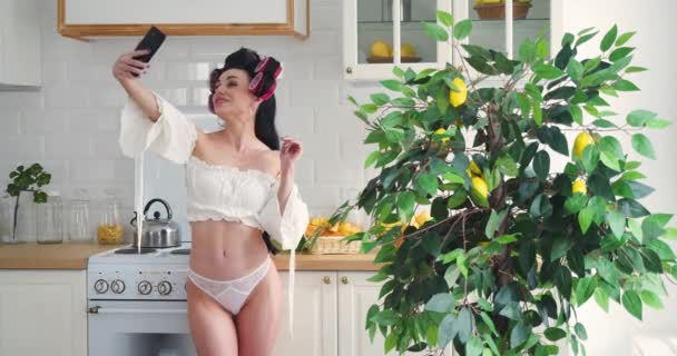 Çevrimiçi Video Görüşmesi Sırasında Mutfakta Güzellik Blogu Yazarken Yaşında Esmer — Stok video