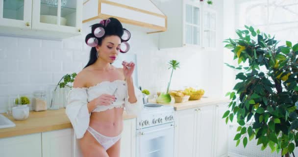Sexy Anos Idade Mulher Morena Lingerie Branca Fica Cozinha Insere — Vídeo de Stock