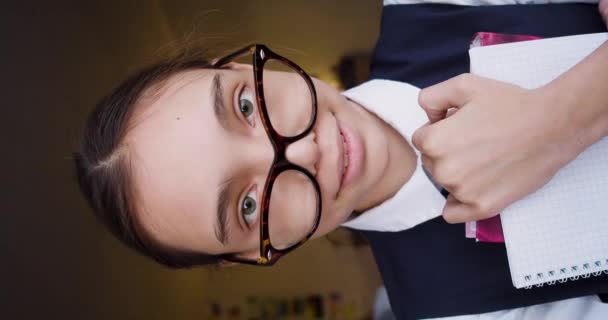 Έξυπνη 10Χρονη Μαθήτρια Προσαρμόζει Γυαλιά Της Χαμογελώντας Και Κοιτάζοντας Την — Αρχείο Βίντεο