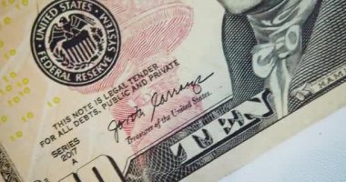 Kamera on dolarlık banknot boyunca hareket eder. Macro vuruldu. 4k görüntü