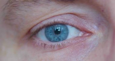 Mavi gözlü bir erkeğin videosunu kapat. Göz kimliği konsepti. 4k görüntü.