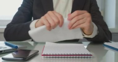 Ofis - bir kadın sözleşmeyi okur, kritik bir hata bulur ve kağıdı parçalara ayırır. O çok gergin ve ellerini masaya çarpıyor. Eller yukarı..