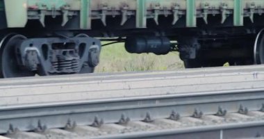 Demiryolu, tren tekerleklerine yakın çekim. Demiryolu ile kargo teslimatı.