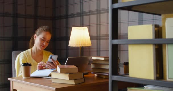 Mladá Žena Zdržuje Knihovně Sedí Obklopená Knihami Před Monitorem Notebooku — Stock video